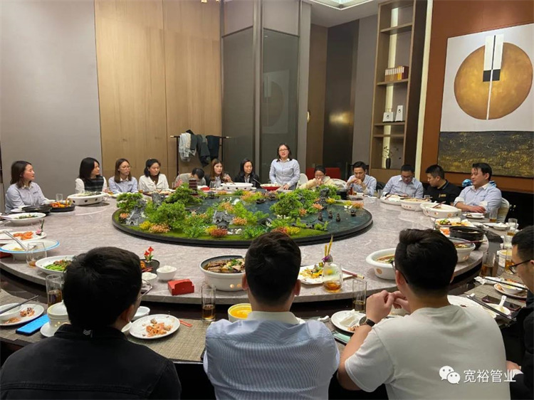 ▲開業(yè)相聚，相談甚歡不在于是否有珍饈百味